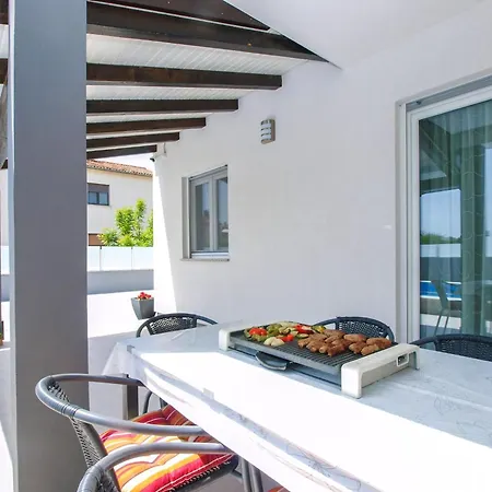 Pikula Mit Gemeinsamem Pool Apartamento