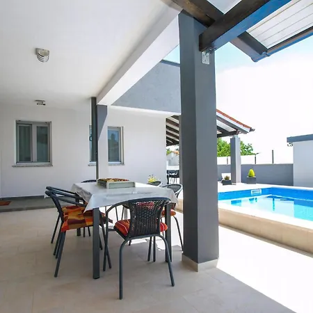 Pikula Mit Gemeinsamem Pool Apartamento Štinjan