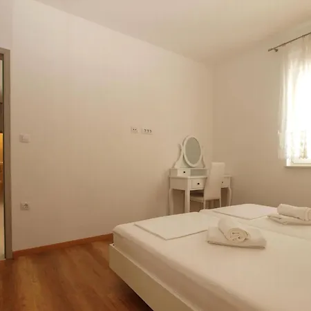 Apartamento Pikula Mit Gemeinsamem Pool *