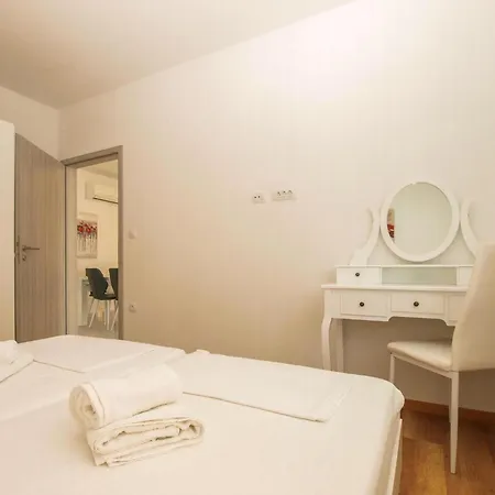 Pikula Mit Gemeinsamem Pool Apartamento