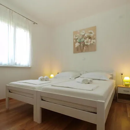 Pikula Mit Gemeinsamem Pool Štinjan