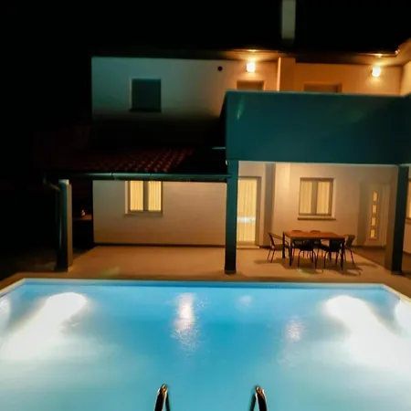 Pikula Mit Gemeinsamem Pool Apartamento *