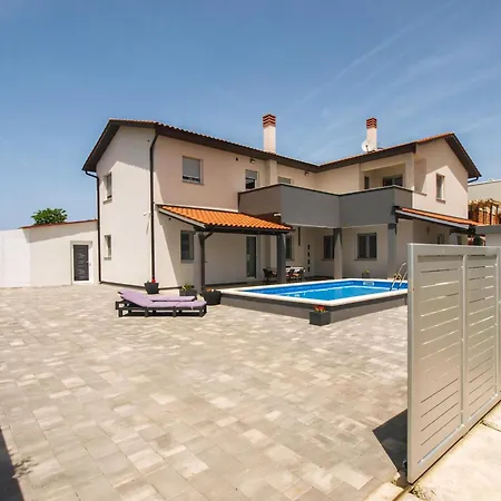 Pikula Mit Gemeinsamem Pool Apartamento *
